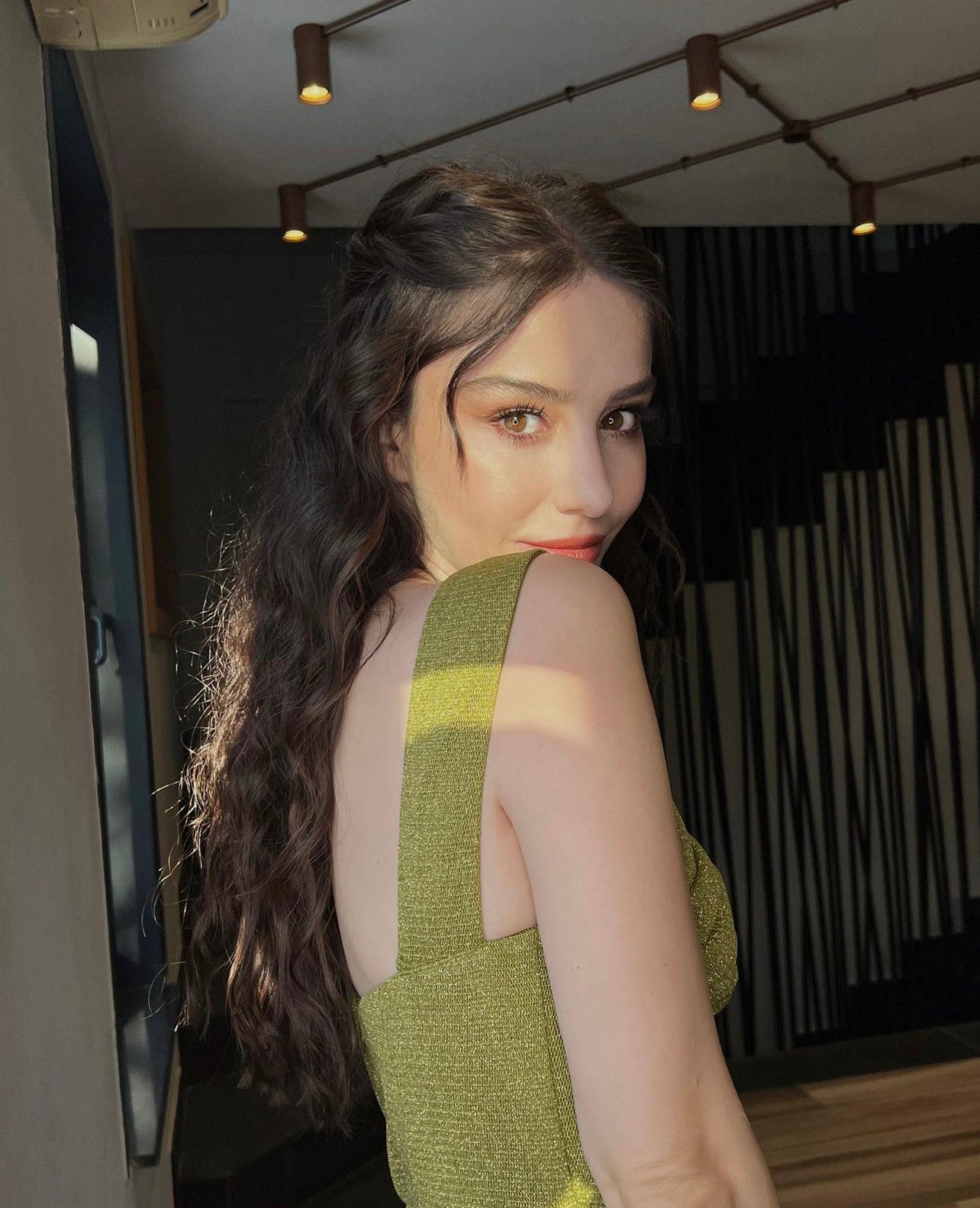 Özge Gürel in Zeynep Tosun Couture